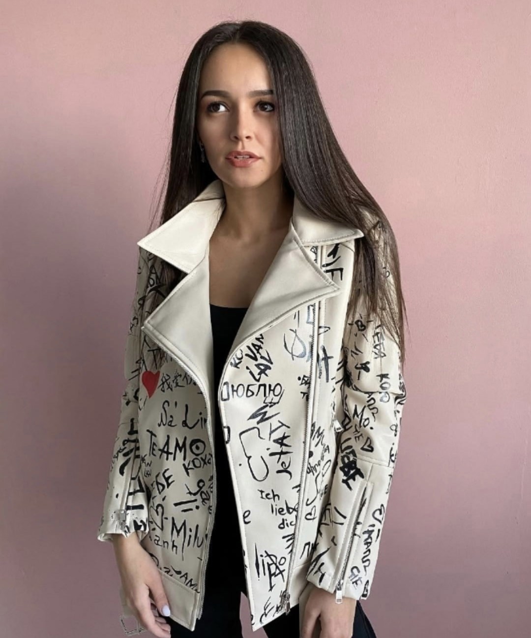 куртка косуха удлиненная женская,косуха женская куртка экокожа,стильная кожаная демисезонная куртка-косуха из экокожи с модными принтами, надписями и рисунками,косуха с надписями куртка экокожа оверса