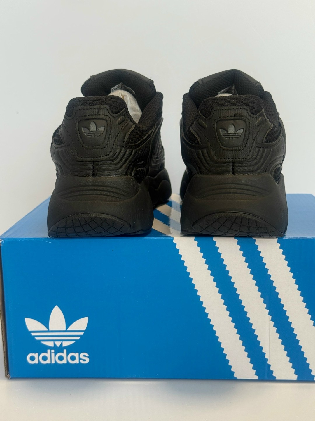 кроссовки adidas,кроссовки мужские adidas,кроссовки adidas originals,кроссовки adidas ozmillen,кроссовки