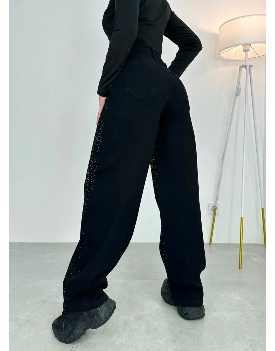джинсы прямые со стразами черные le o 222675248,джинсы со стразами,женские джинсы со стразами,джинсы широкие со стразами,черные широкие джинсы со стразами