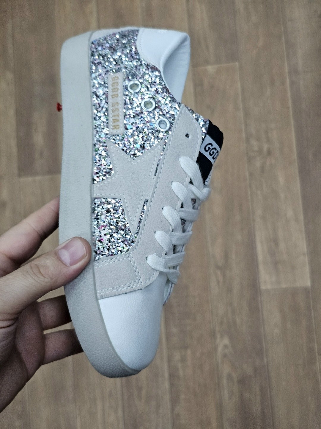 golden goose кеды super-star с блестками серебристый,голден гус кеды блестящие,golden goose кеды блестящие,golden goose ssense exclusive silver glitter superstar sneakers,