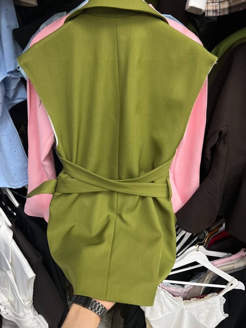 женские жилеты,жилет с поясом,удлиненный жилет,модные жилеты,модный женский жилет