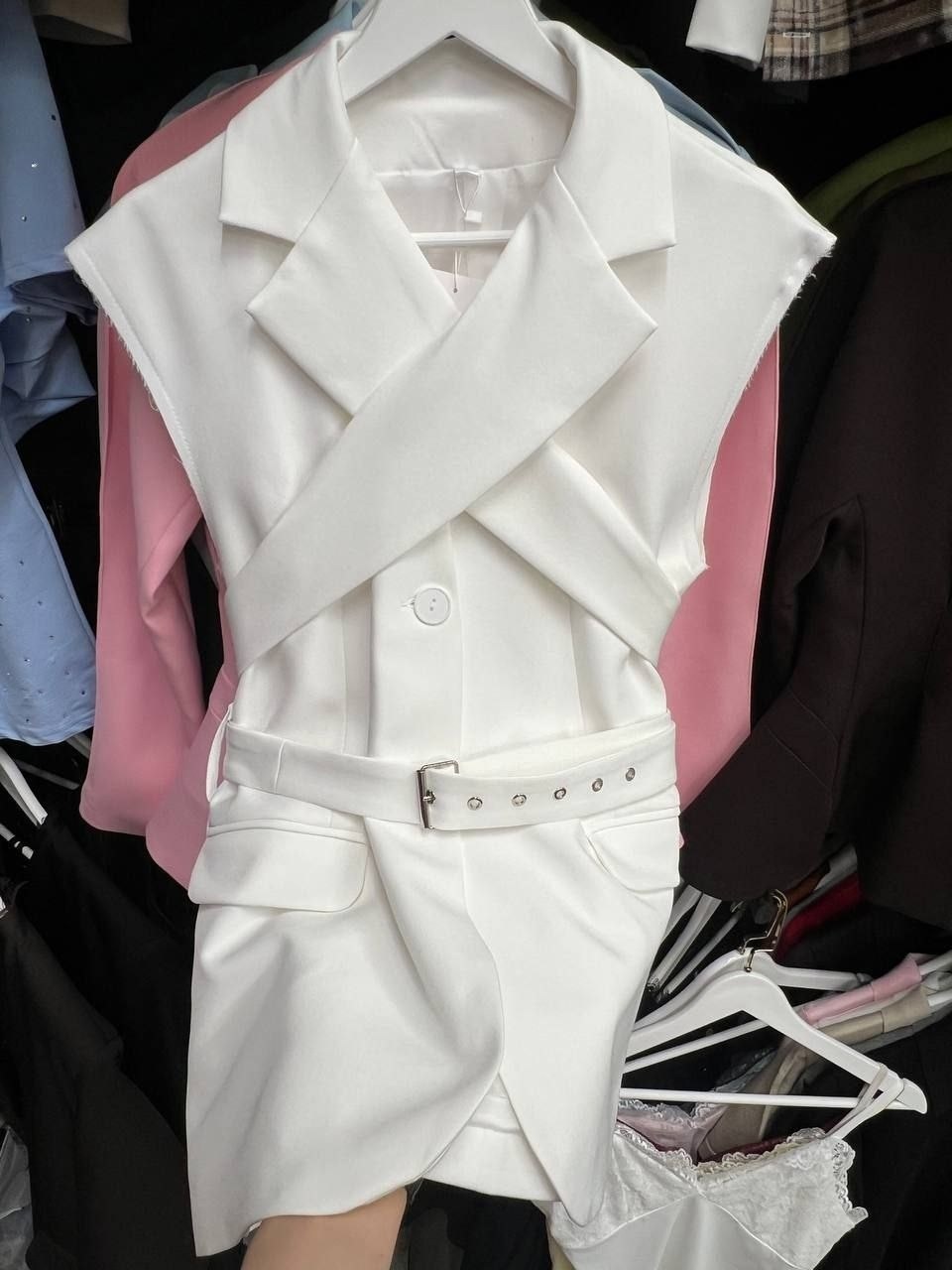 женские жилеты,жилет с поясом,удлиненный жилет,модные жилеты,модный женский жилет