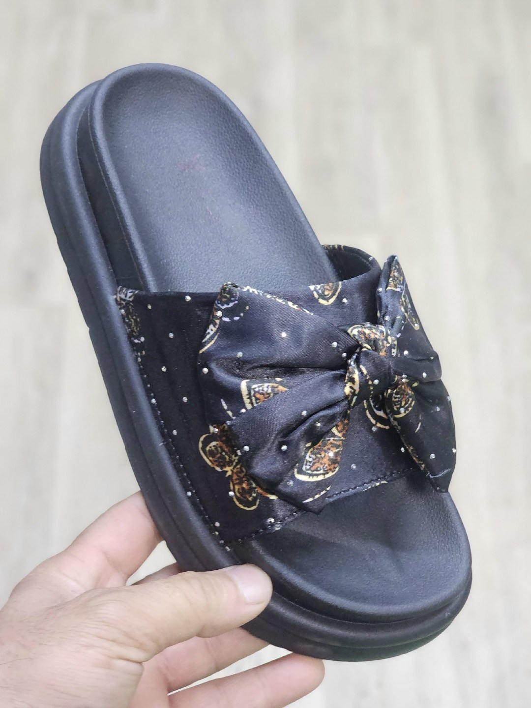 ,женские шлепки,женские шлепанцы,тапочки модные,летние тапочки