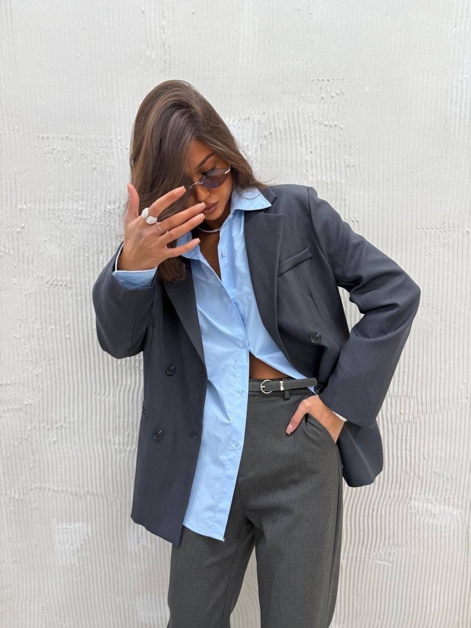 костюм классический брючный серый,серый брючный костюм,жакет и брюки,жакет и пиджак,костюм брючный