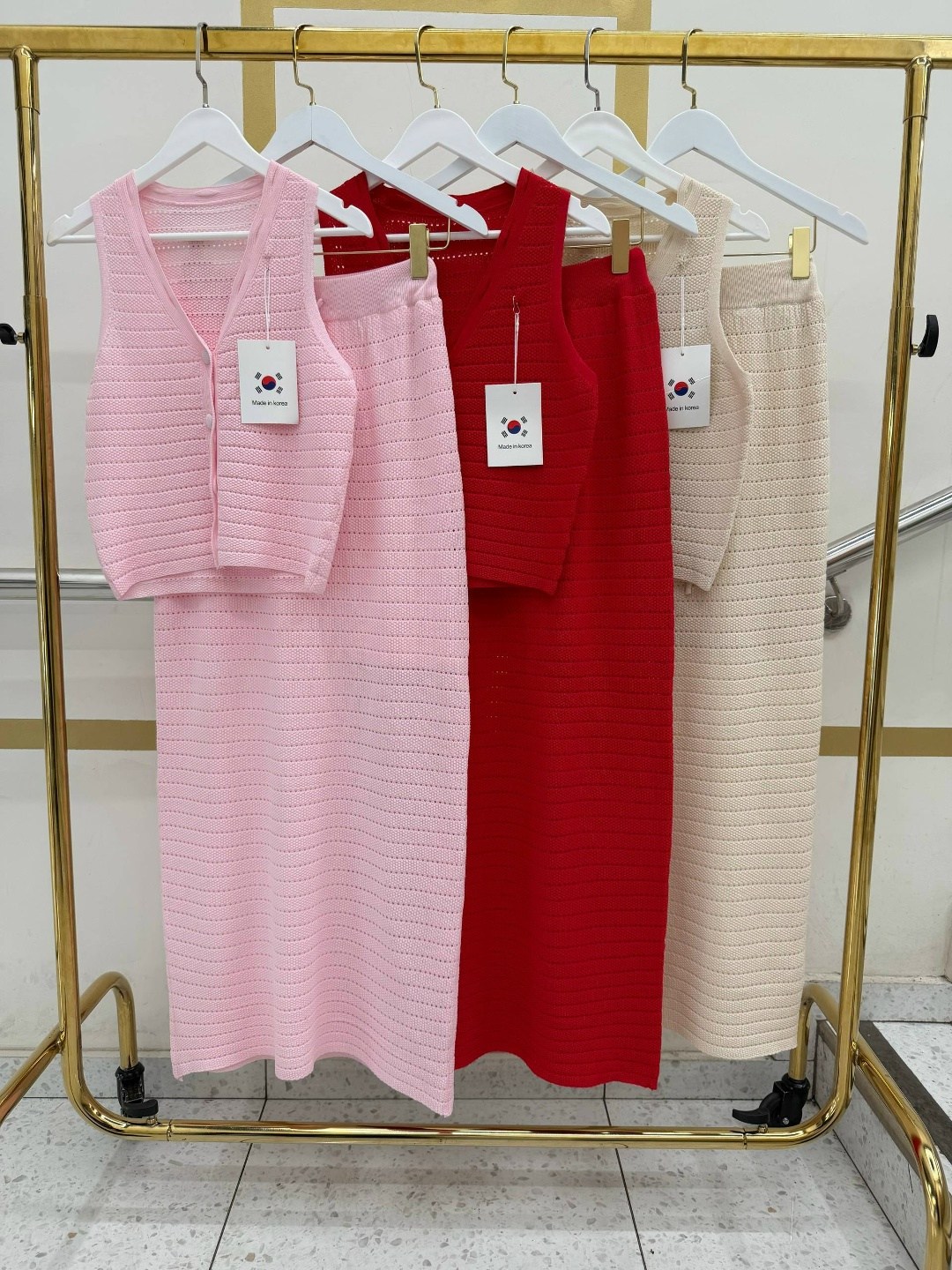 вязаные костюмы,трикотажные костюмы,комплект жилет,костюм с юбкой,женские жилеты