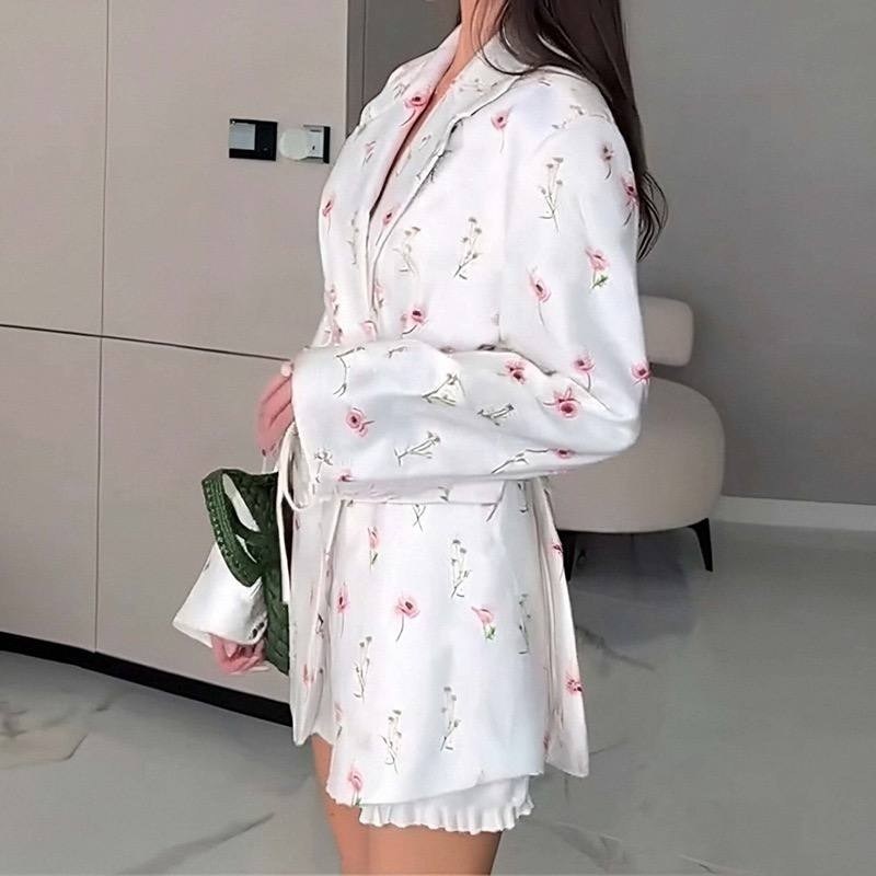 костюм с принтом,пиджак с цветочным принтом,модный женский пиджак с цветочным принтом,пиджак оверсайз с цветочным принтом leroy style,женские костюмы