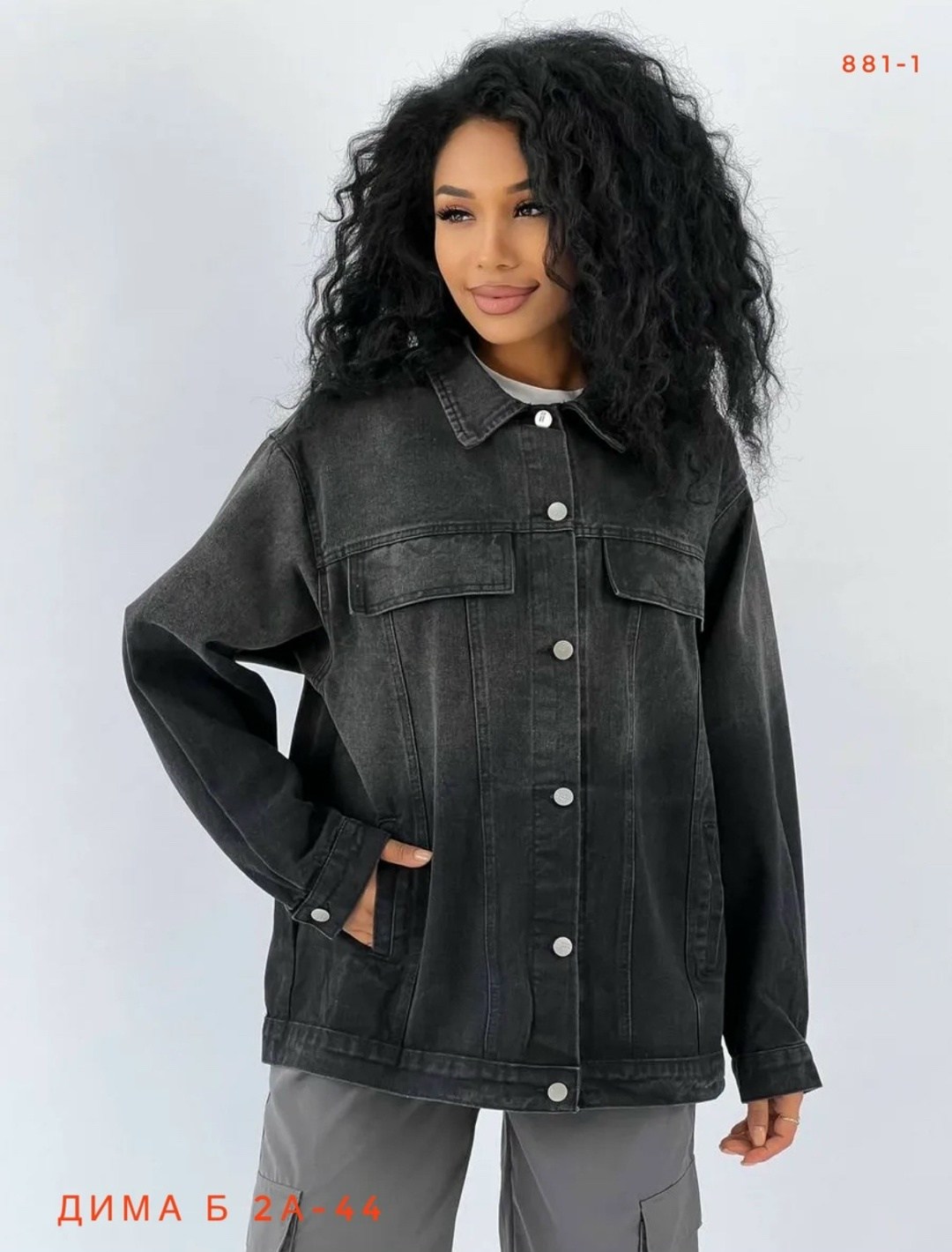 женская джинсовая куртка,джинсовая куртка женская оверсайз черного цвета,удлиненная куртка джинсовая оверсайз джинсовка,джинсовая куртка женская оверсайз,куртка джинсовая джинсовка оверсайз