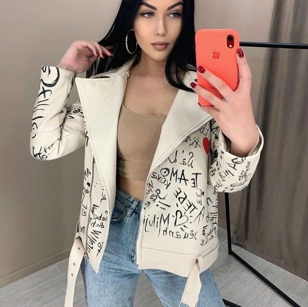 куртка косуха удлиненная женская,косуха женская куртка экокожа,стильная кожаная демисезонная куртка-косуха из экокожи с модными принтами, надписями и рисунками,косуха с надписями куртка экокожа оверса