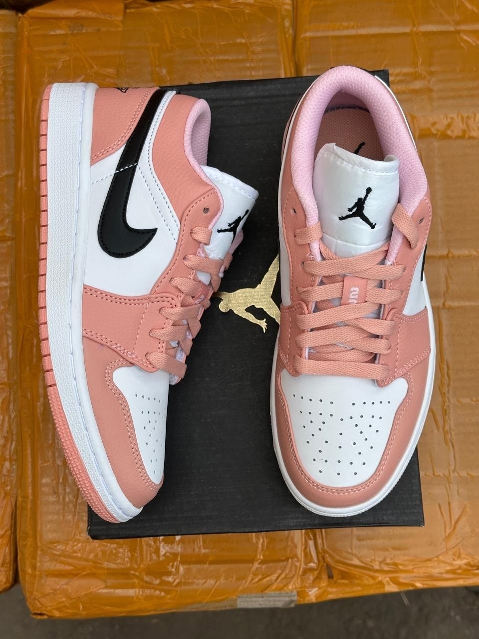 air jordan 1 low crimson tint,air jordan 1 mid crimson tint,nike air jordan 1 low crimson tint,nike air jordan 1 low,air jordan 1 low gs crimson tint
