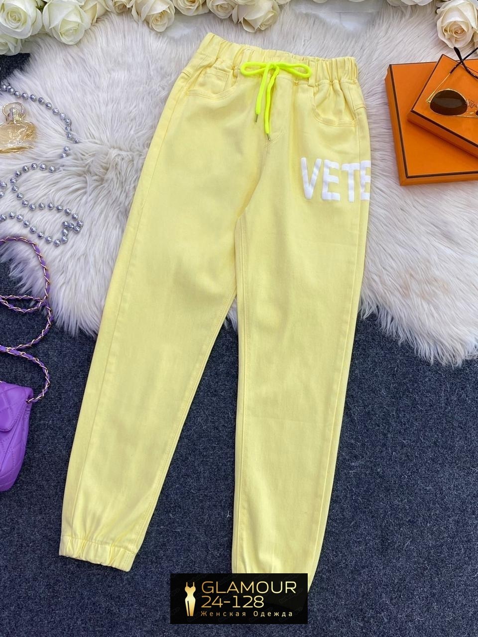 брюки розовые,брюки джоггеры,спортивные брюки с принтом,спортивные брюки,штаны розовые