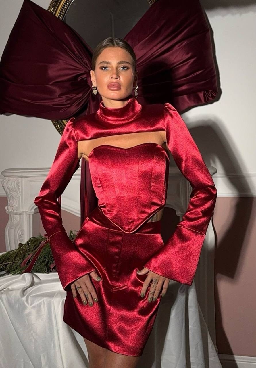 атласное платье,атласное короткое платье,шелковое платье,атласное красное платье,атласное платье с драпировкой