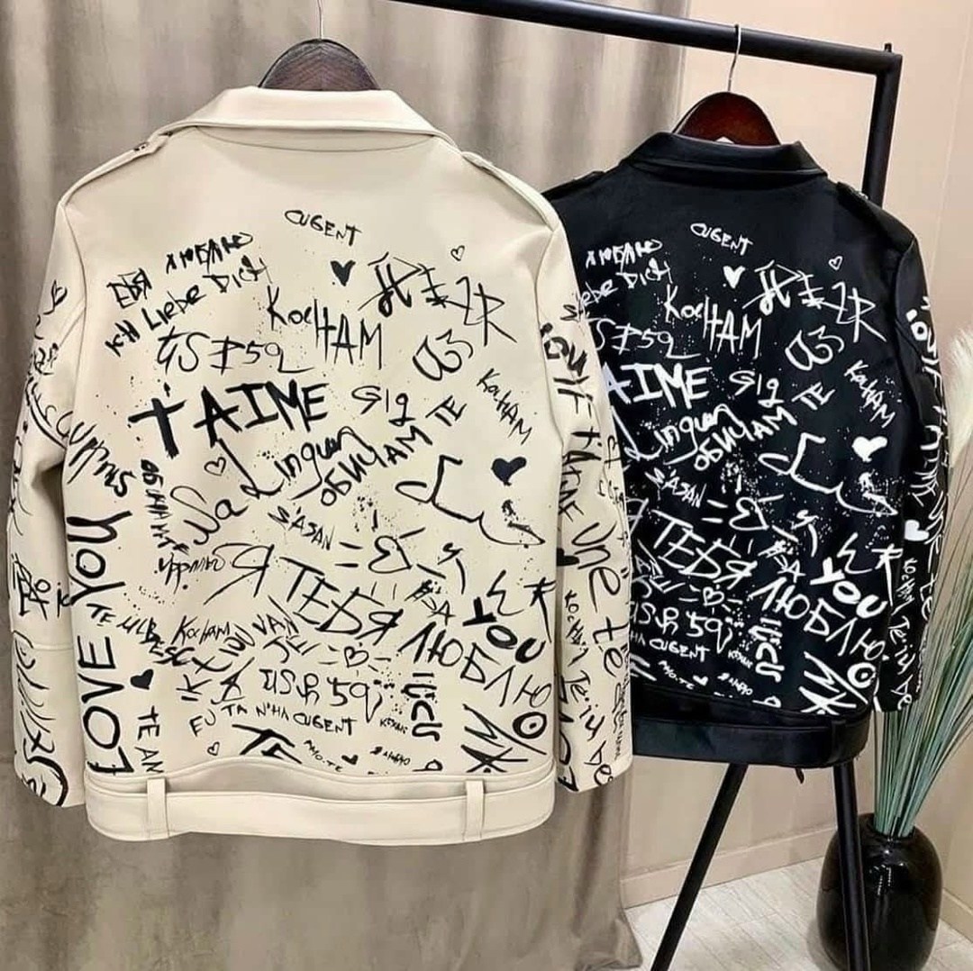 куртка косуха удлиненная женская,косуха женская куртка экокожа,стильная кожаная демисезонная куртка-косуха из экокожи с модными принтами, надписями и рисунками,косуха с надписями куртка экокожа оверса