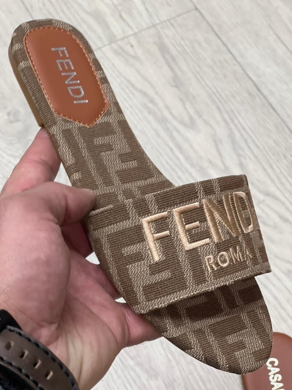 шлепанцы fendi,,босоножки fendi,тапочки fendi,fendi шлепки