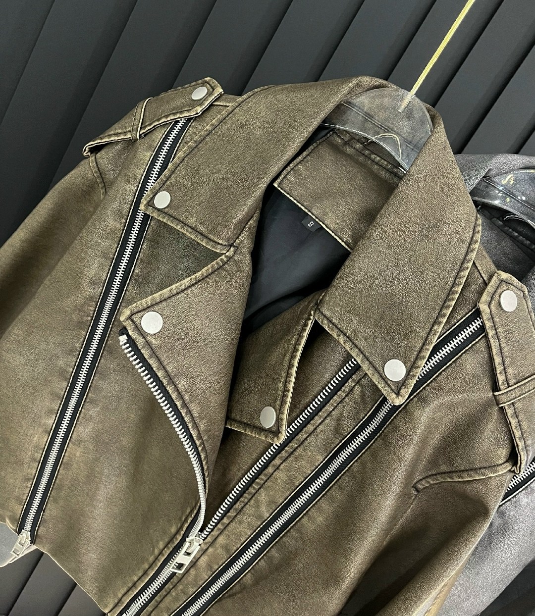 косуха винтажная куртка кожаная oversize серая monyken,куртка кожаная,женская кожаная куртка косуха,косуха,косуха винтажная кожаная куртка серая оверсайз mony