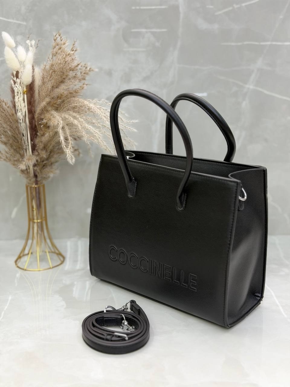 сумка coccinelle,сумка-тоут myrtha maxi log handbag coccinelle черный,сумка,сумка женская coccinelle,черная сумка