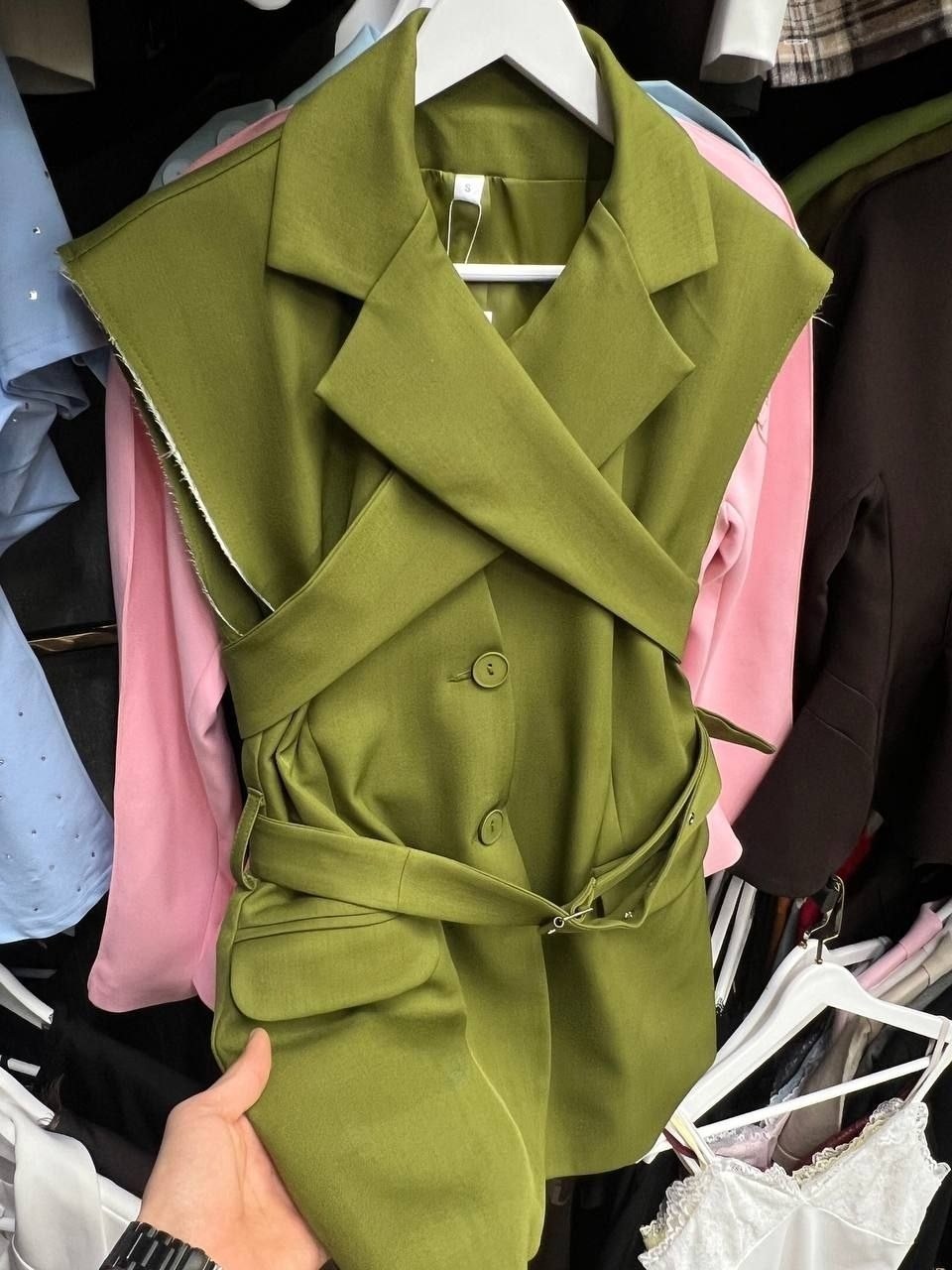 женские жилеты,жилет с поясом,удлиненный жилет,модные жилеты,модный женский жилет