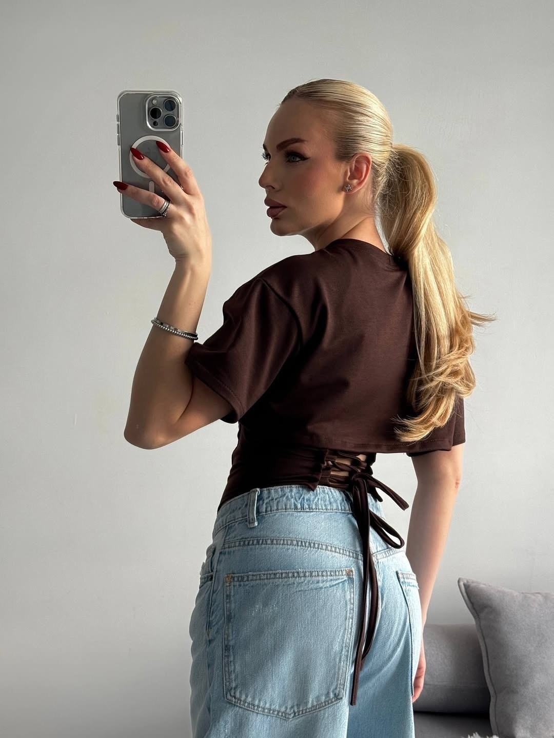 футболка с необычным низом женская,женская футболка с разрезом на подплечнике и короткими рукавами,женская футболка,футболки женские стильные,белая футболка женская