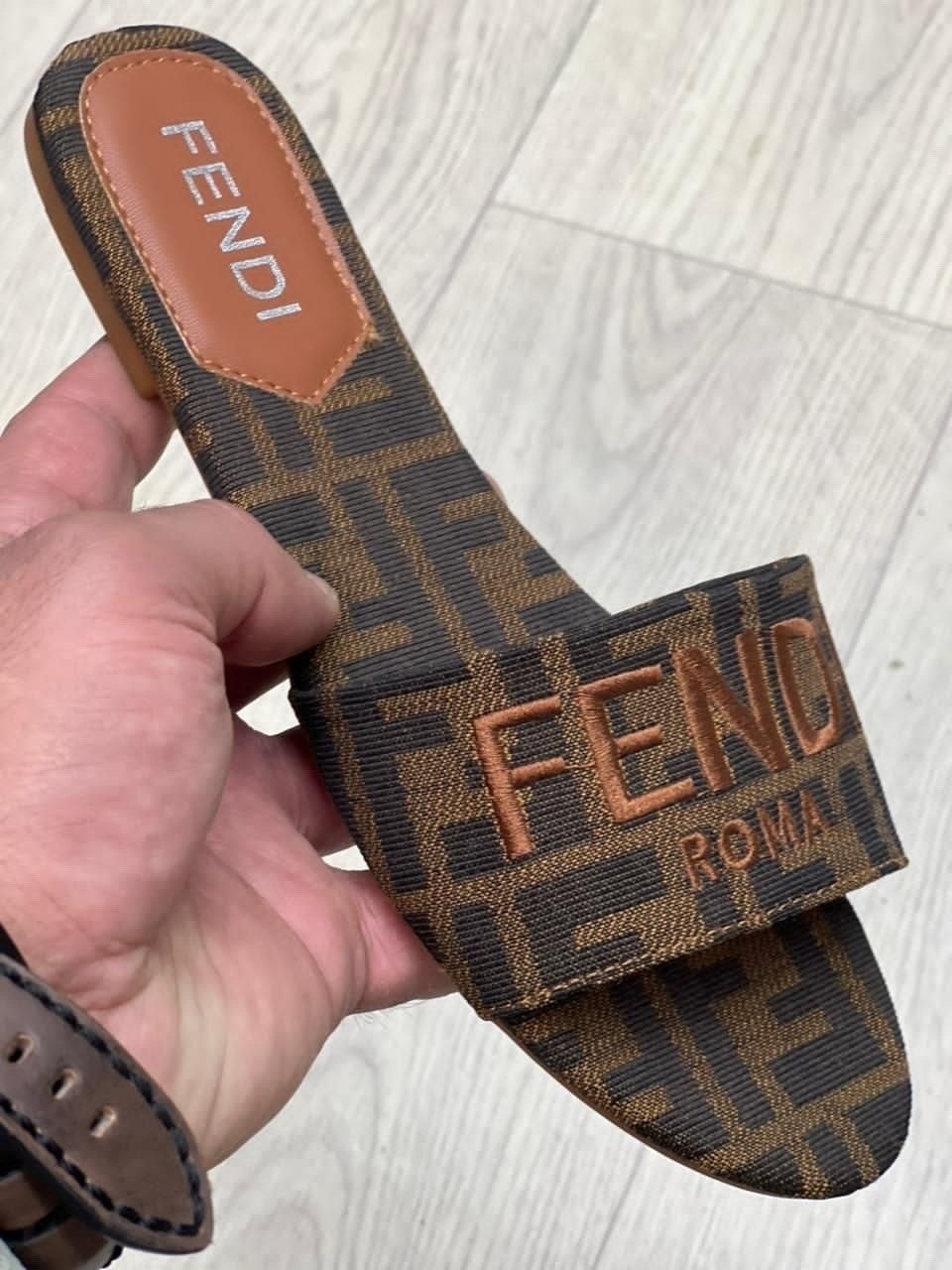 шлепанцы fendi,,босоножки fendi,тапочки fendi,fendi шлепки