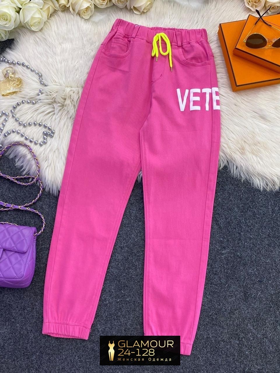 брюки розовые,брюки джоггеры,спортивные брюки с принтом,спортивные брюки,штаны розовые