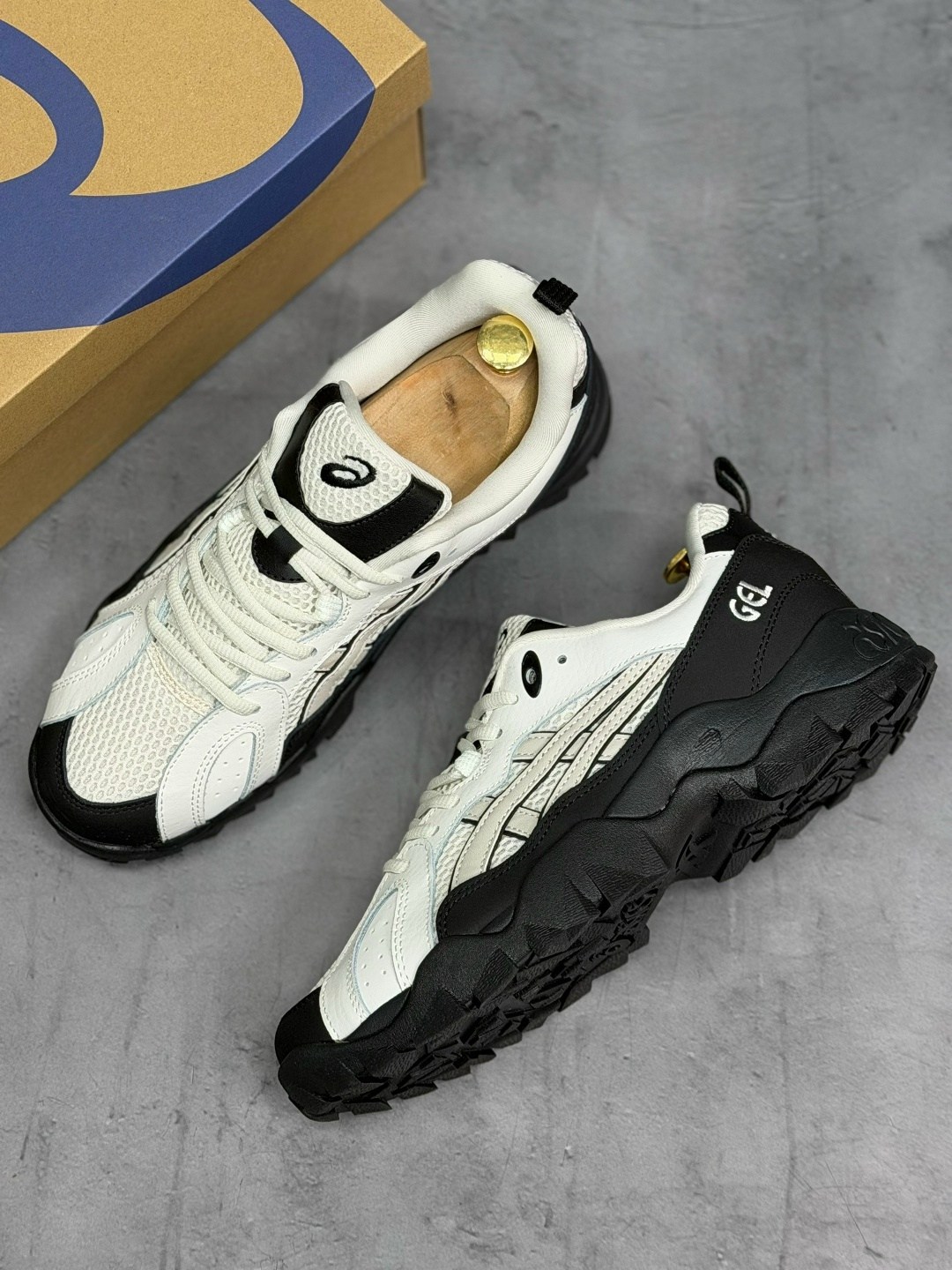 asics низкие повседневные кроссовки gel-truck с противоскользящей амортизацией белые черные,кроссовки asics gel pickax,кроссовки asics gel,asics мужские кроссовки,кроссовки asics