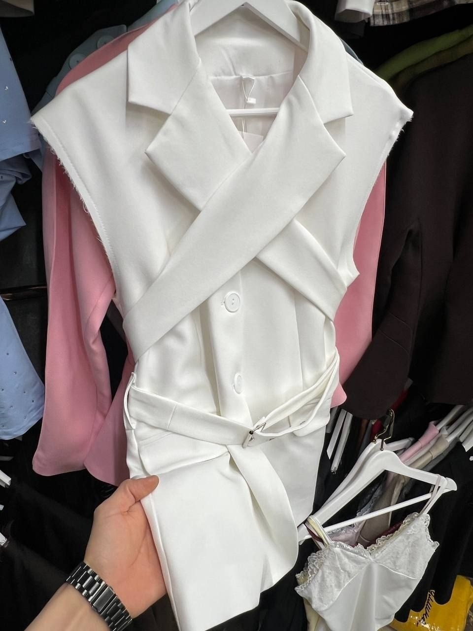 женские жилеты,жилет с поясом,удлиненный жилет,модные жилеты,модный женский жилет