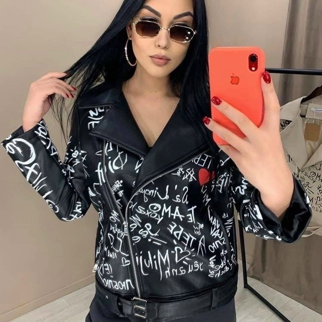 куртка косуха удлиненная женская,косуха женская куртка экокожа,стильная кожаная демисезонная куртка-косуха из экокожи с модными принтами, надписями и рисунками,косуха с надписями куртка экокожа оверса