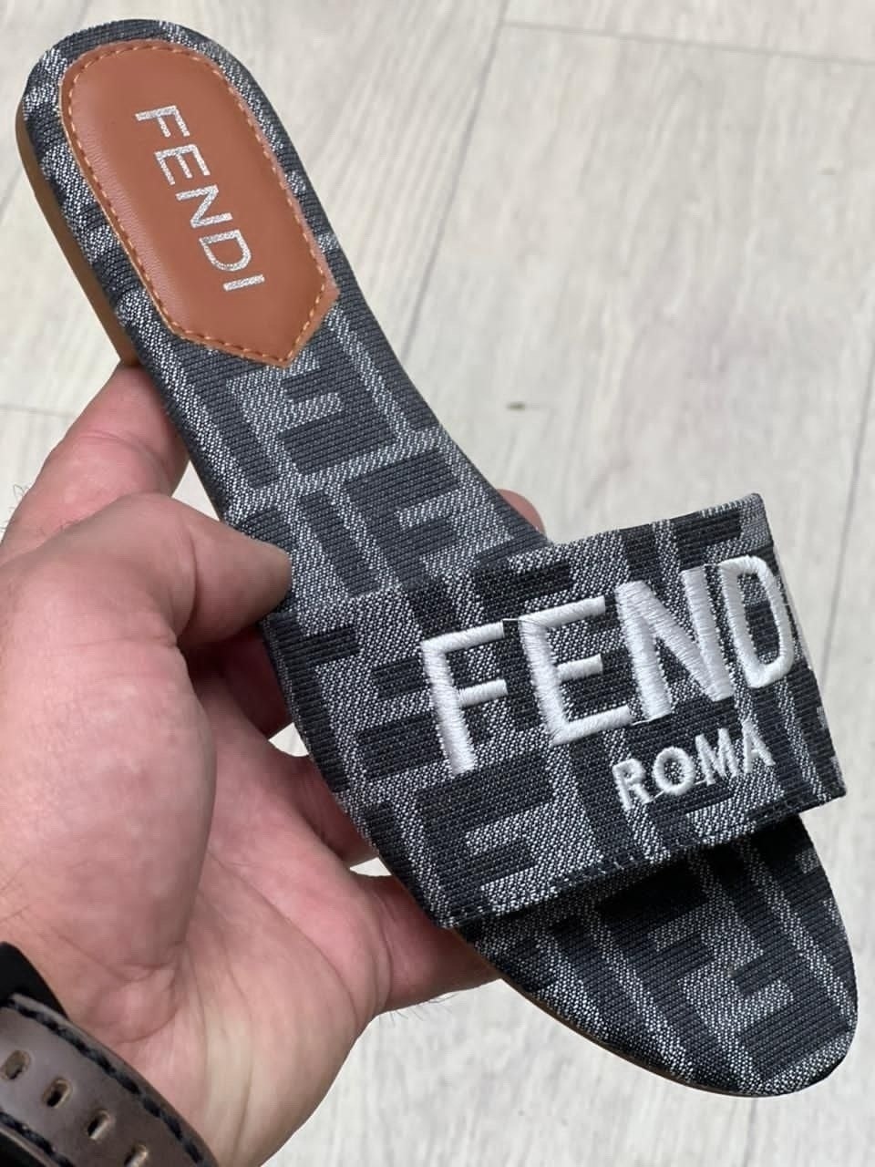 шлепанцы fendi,,босоножки fendi,тапочки fendi,fendi шлепки