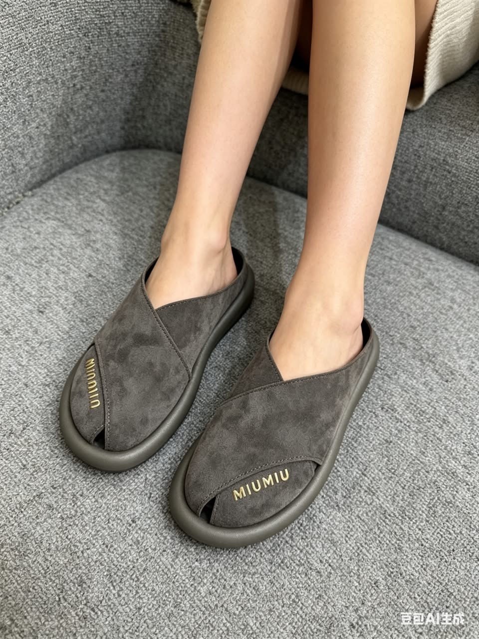 ,модные шлепанцы,модные тапочки,женские шлёпанцы,мюли miu miu
