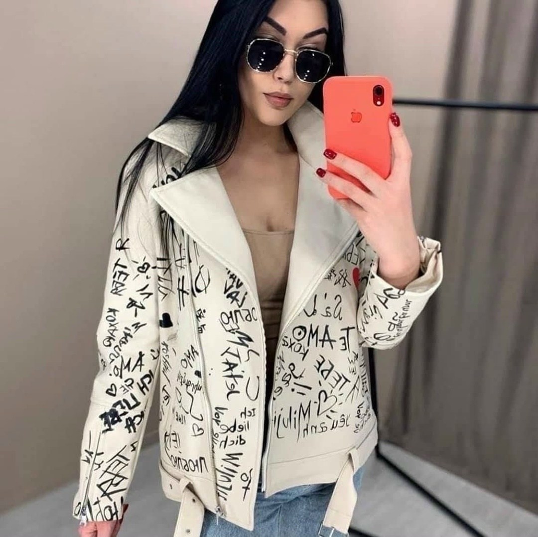 куртка косуха удлиненная женская,косуха женская куртка экокожа,стильная кожаная демисезонная куртка-косуха из экокожи с модными принтами, надписями и рисунками,косуха с надписями куртка экокожа оверса