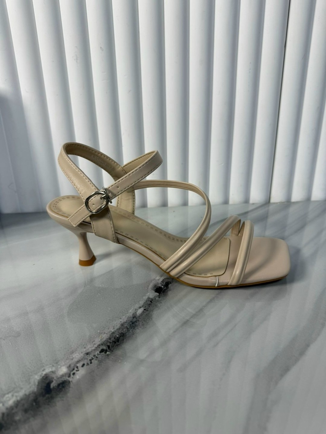 женские босоножки,босоножки с ремешками,босоножки на невысоком каблуке,босоножки на каблуках,босоножки на высоком