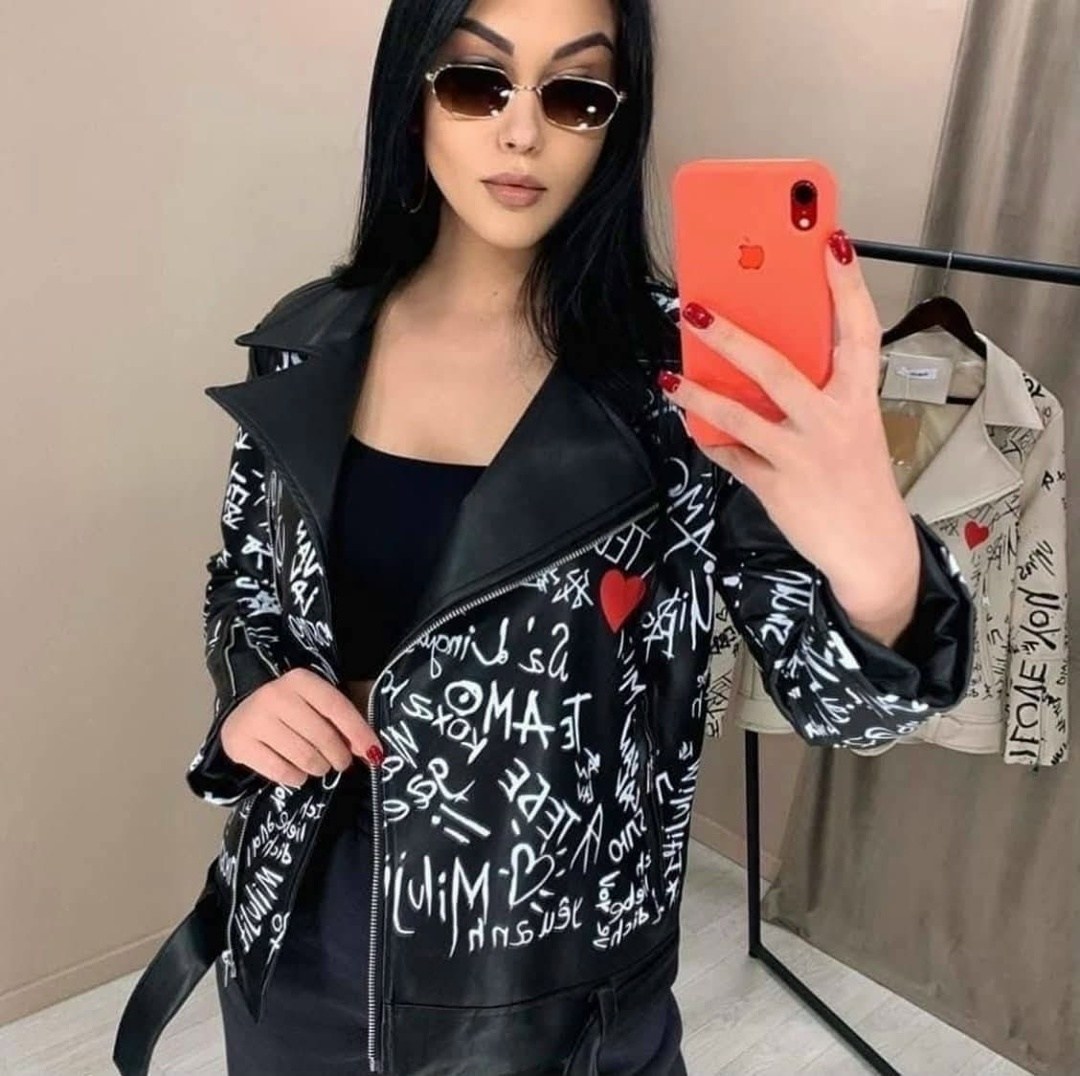 куртка косуха удлиненная женская,косуха женская куртка экокожа,стильная кожаная демисезонная куртка-косуха из экокожи с модными принтами, надписями и рисунками,косуха с надписями куртка экокожа оверса