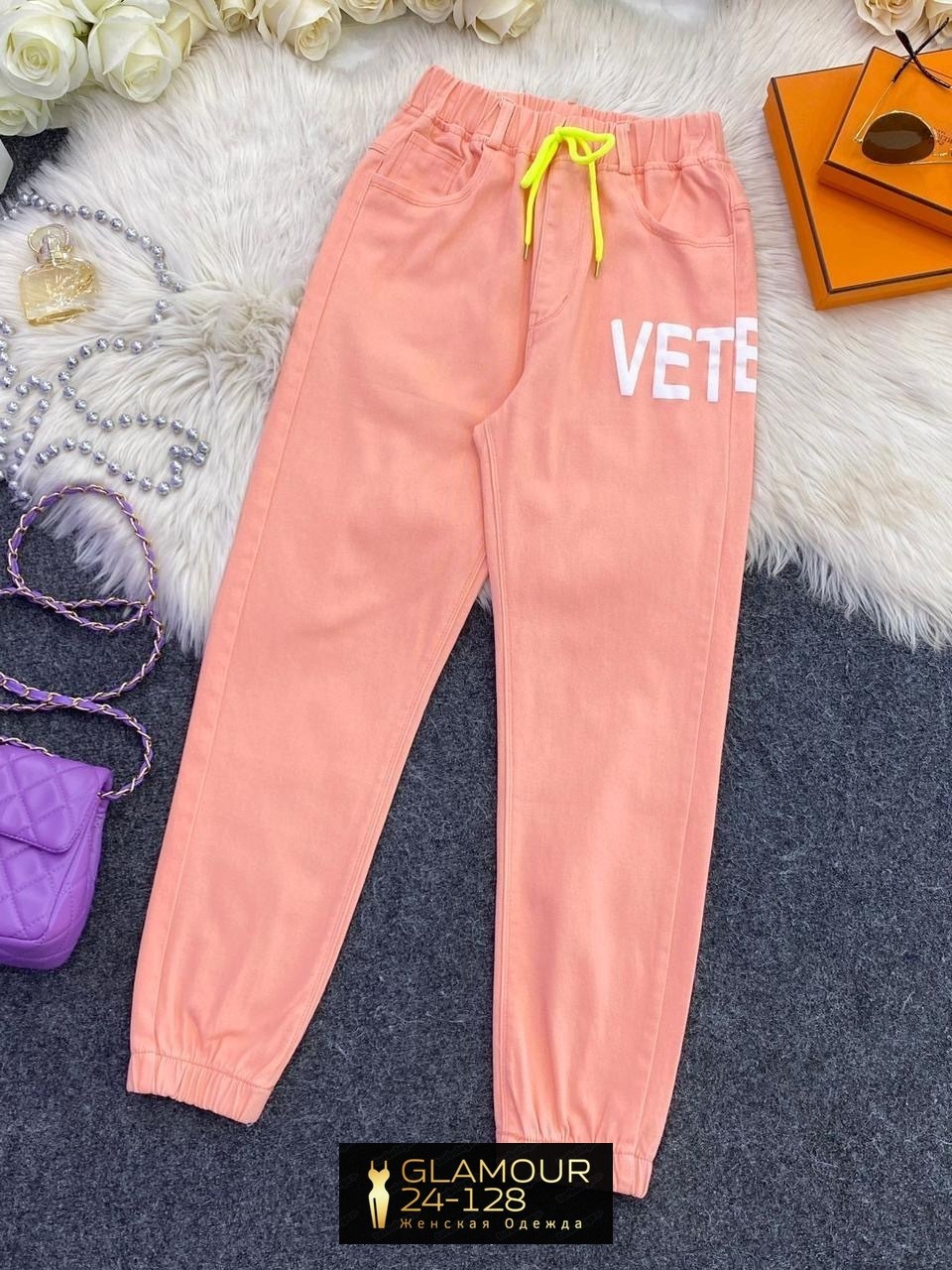 брюки розовые,брюки джоггеры,спортивные брюки с принтом,спортивные брюки,штаны розовые
