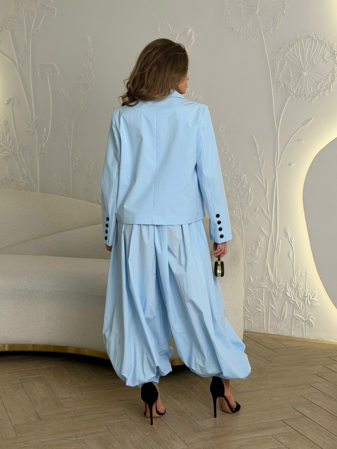 женский брючный костюм небесно-голубого цвета,голубой брючный костюм,голубой костюм женский брючный палаццо,женский голубой брючный костюм,брючный костюм голубого цвета
