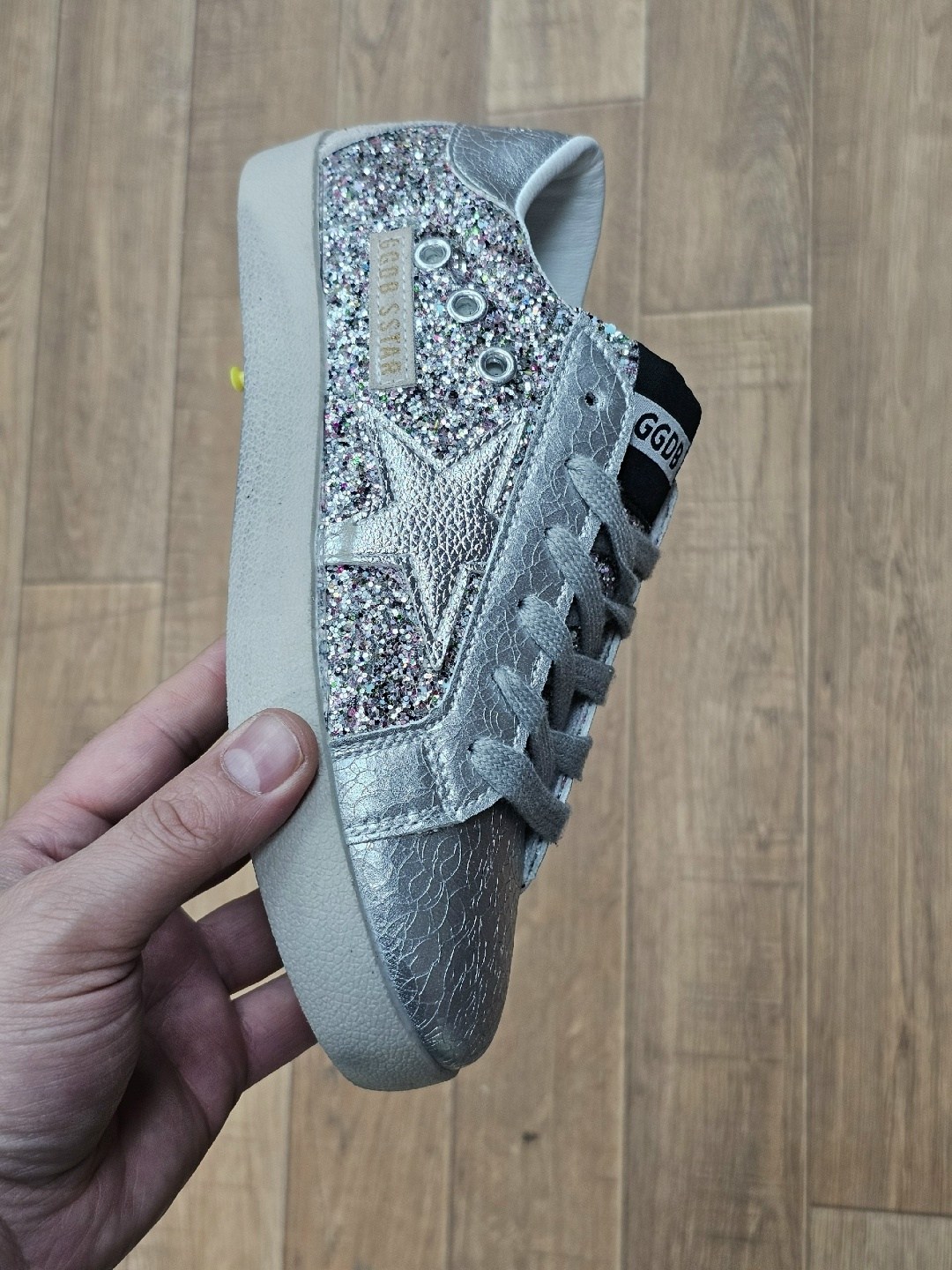 golden goose кеды super-star с блестками серебристый,голден гус кеды блестящие,golden goose кеды блестящие,golden goose ssense exclusive silver glitter superstar sneakers,