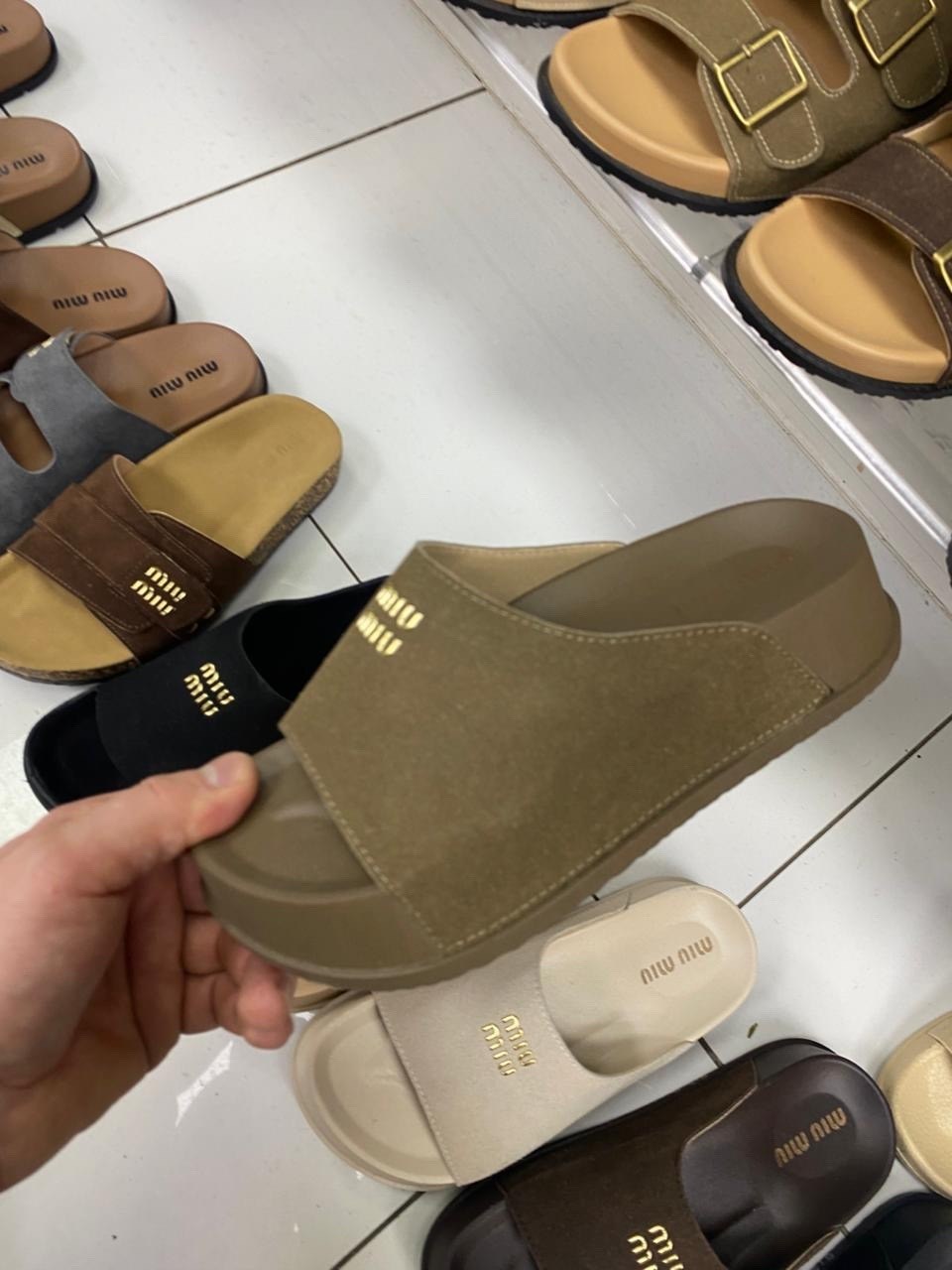 женские шлепанцы,тапочки модные,,шлёпанцы miu miu,кожаные шлепанцы miu miu