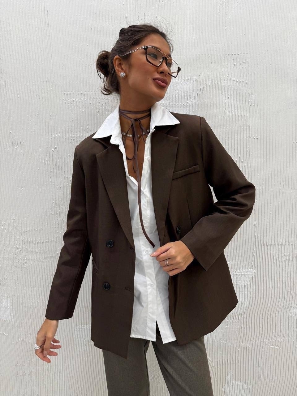 костюм классический брючный серый,серый брючный костюм,жакет и брюки,жакет и пиджак,костюм брючный