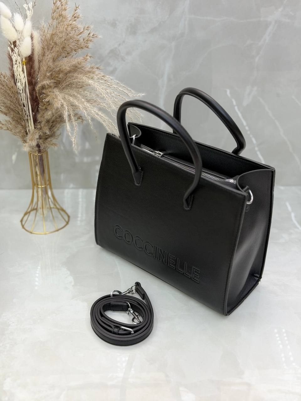 сумка coccinelle,сумка-тоут myrtha maxi log handbag coccinelle черный,сумка,сумка женская coccinelle,черная сумка