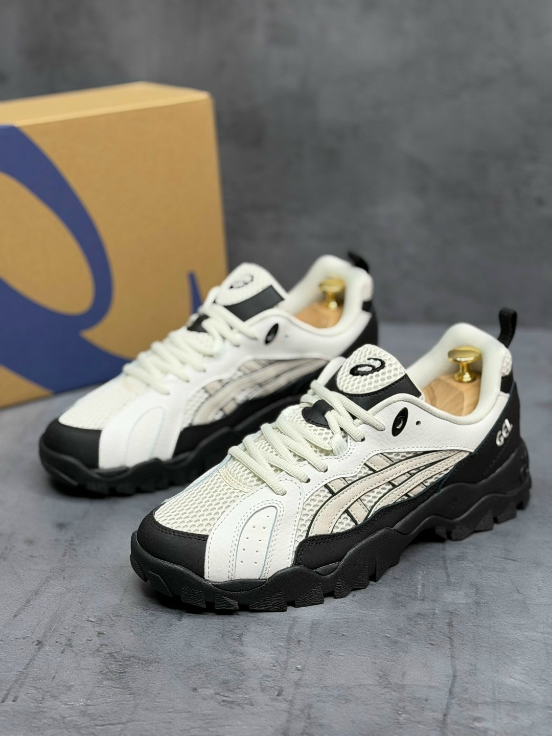 asics низкие повседневные кроссовки gel-truck с противоскользящей амортизацией белые черные,кроссовки asics gel pickax,кроссовки asics gel,asics мужские кроссовки,кроссовки asics