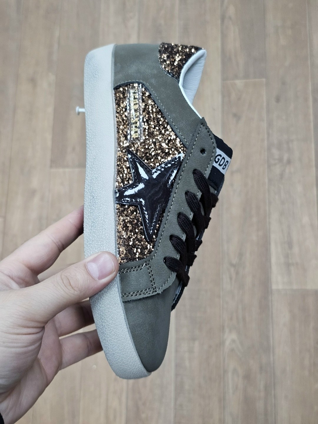 ,кроссовки golden goose с пайетками на платформе,golden goose кроссовки,кроссовки женскиe,кеды golden goose