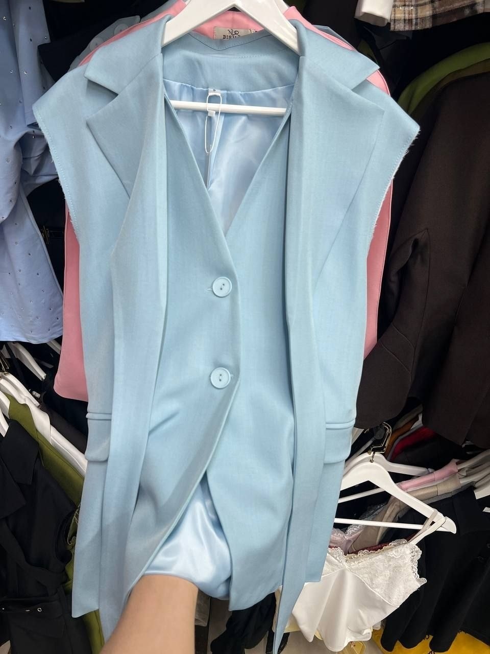 женские жилеты,жилет с поясом,удлиненный жилет,модные жилеты,модный женский жилет