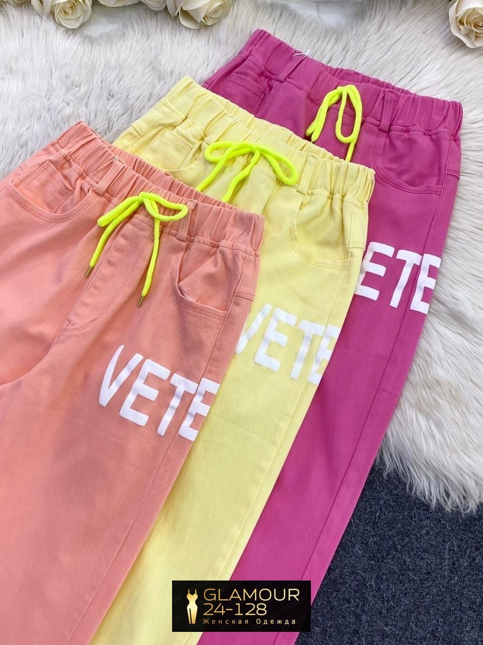 брюки розовые,брюки джоггеры,спортивные брюки с принтом,спортивные брюки,штаны розовые