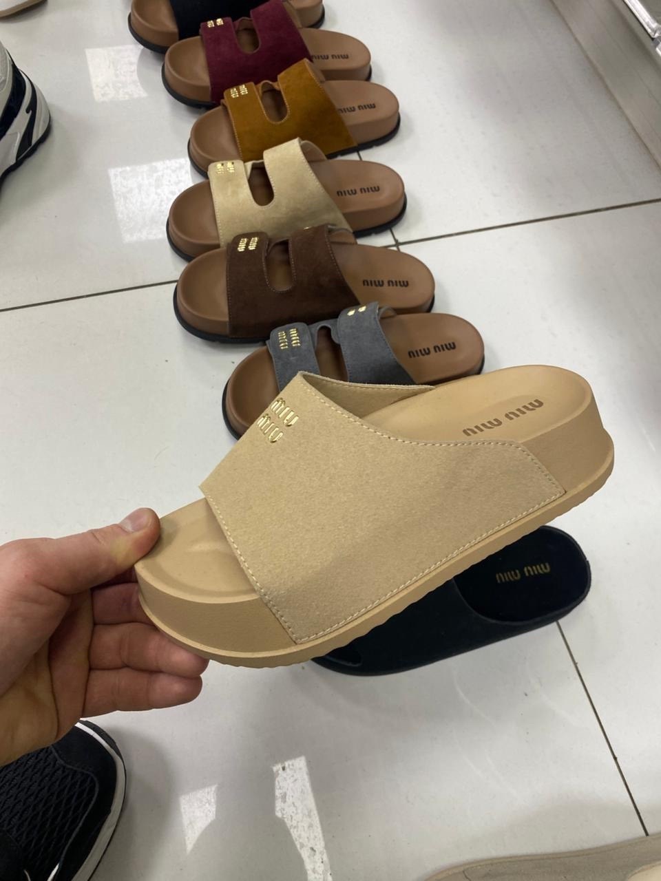 женские шлепанцы,тапочки модные,,шлёпанцы miu miu,кожаные шлепанцы miu miu