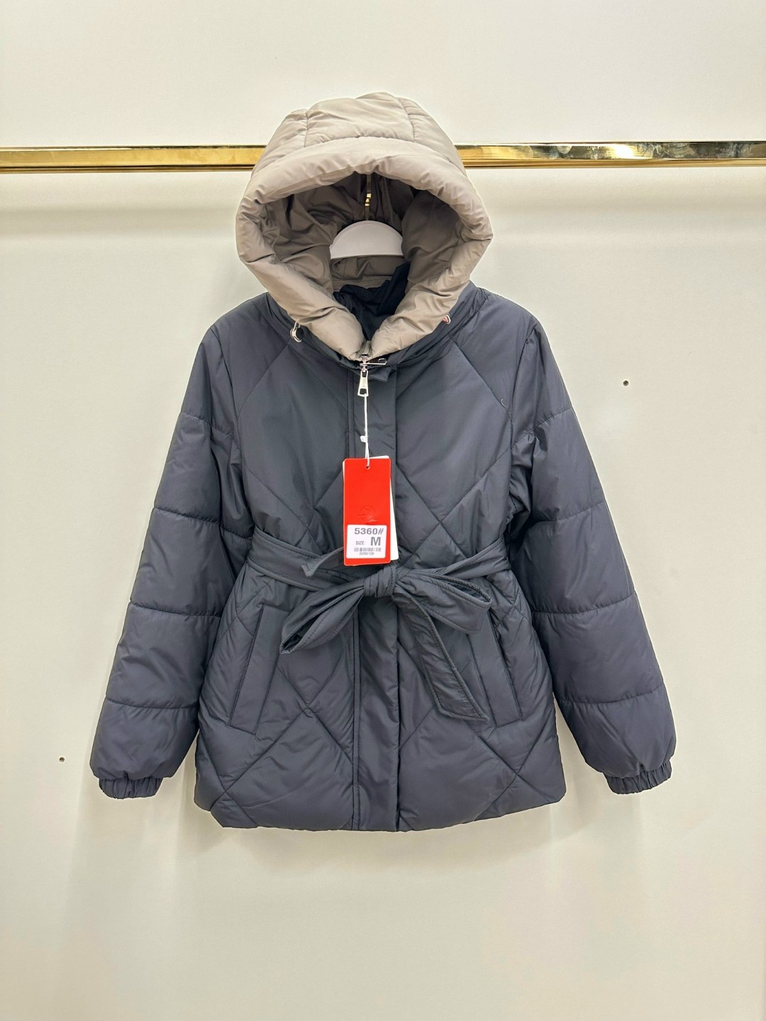 куртка женская,куртка женская демисезонная,стеганая куртка с поясом и капюшоном каппучино k91 sn,куртка,куртка женская зимняя