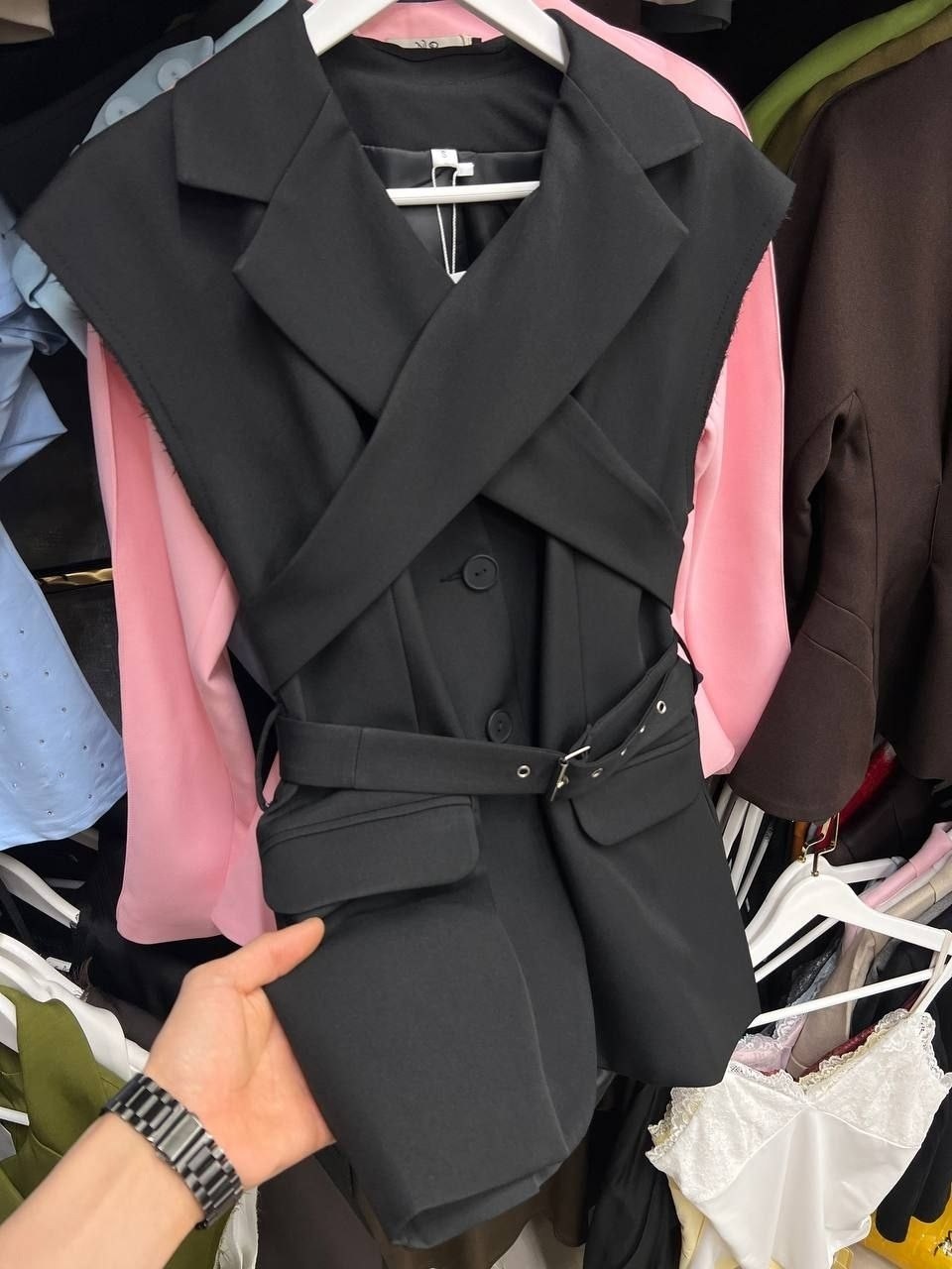 женские жилеты,жилет с поясом,удлиненный жилет,модные жилеты,модный женский жилет