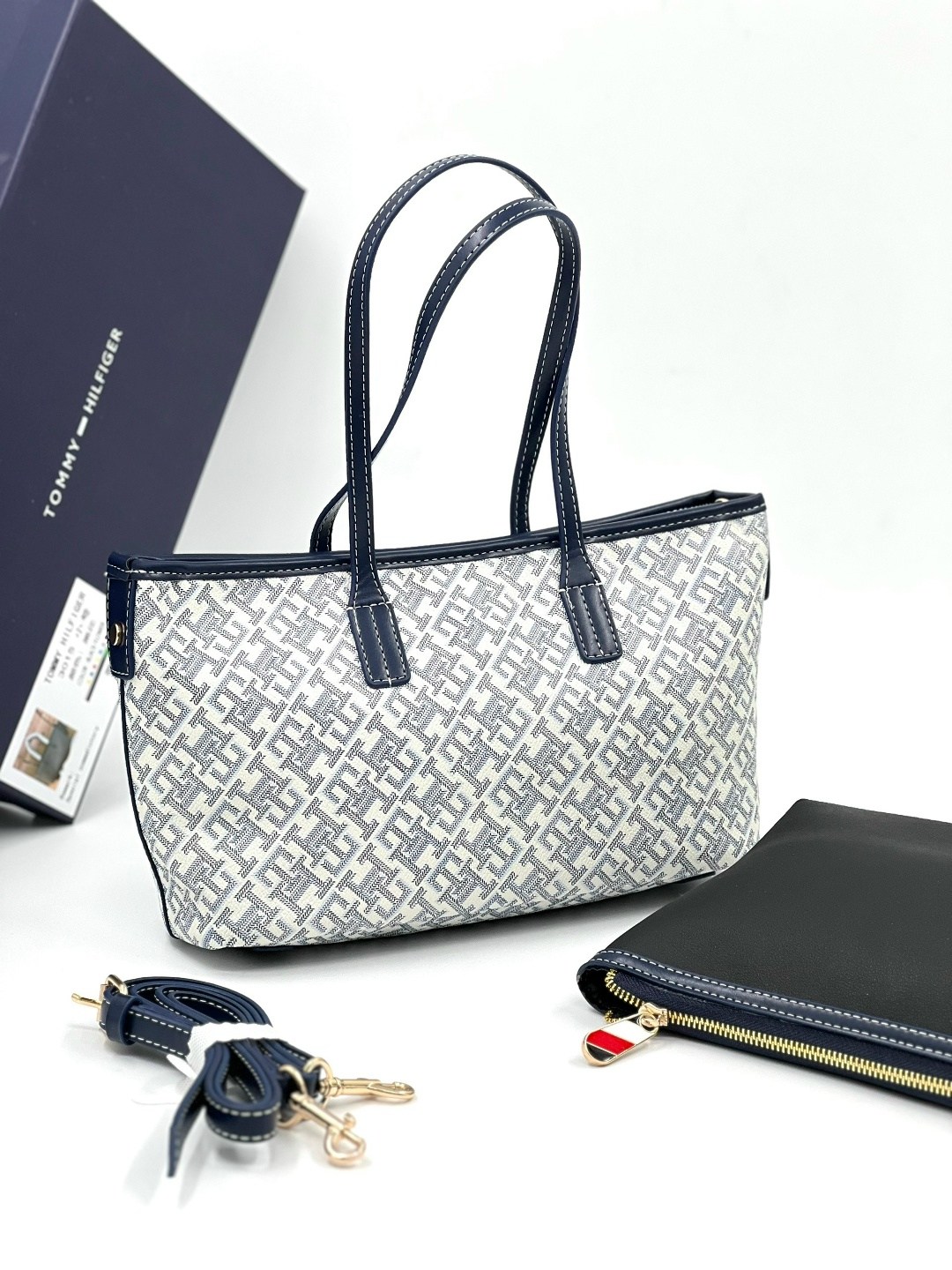 сумка tommy hilfiger,синяя сумка томми хилфигер,сумка-тоут с монограммой tommy hilfiger,сумки,женская сумка