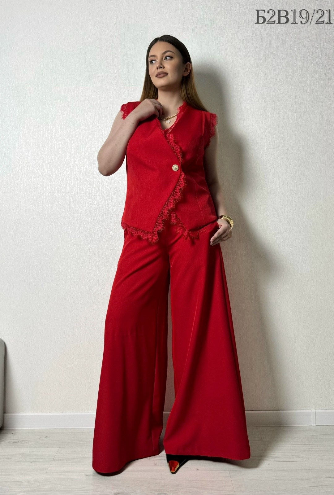 костюм брючный 1082 красный atelero,брючный костюм,красный костюм из текстиля с жилетом и брюками,брючный комплект atelero 1081 красный,брючный костюм с жилетом красный