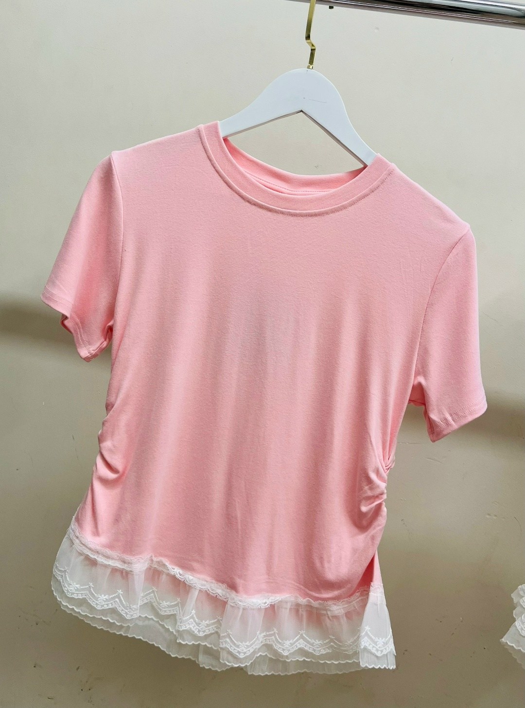 футболка с кружевами,футболка с оборками,футболки женская,футболки модные,белая женская футболка