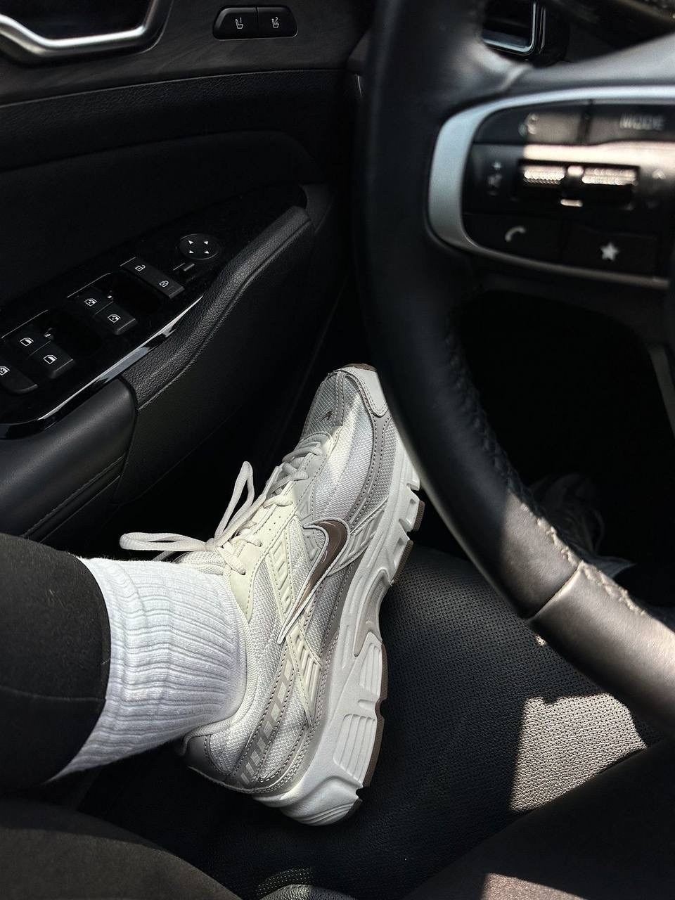 кроссовки nike initiator,женские кроссовки - initiator nike white/grey,кроссовки женские nike wmns initiator white/cerry/metallic silver,nike initiator,кроссовки nike