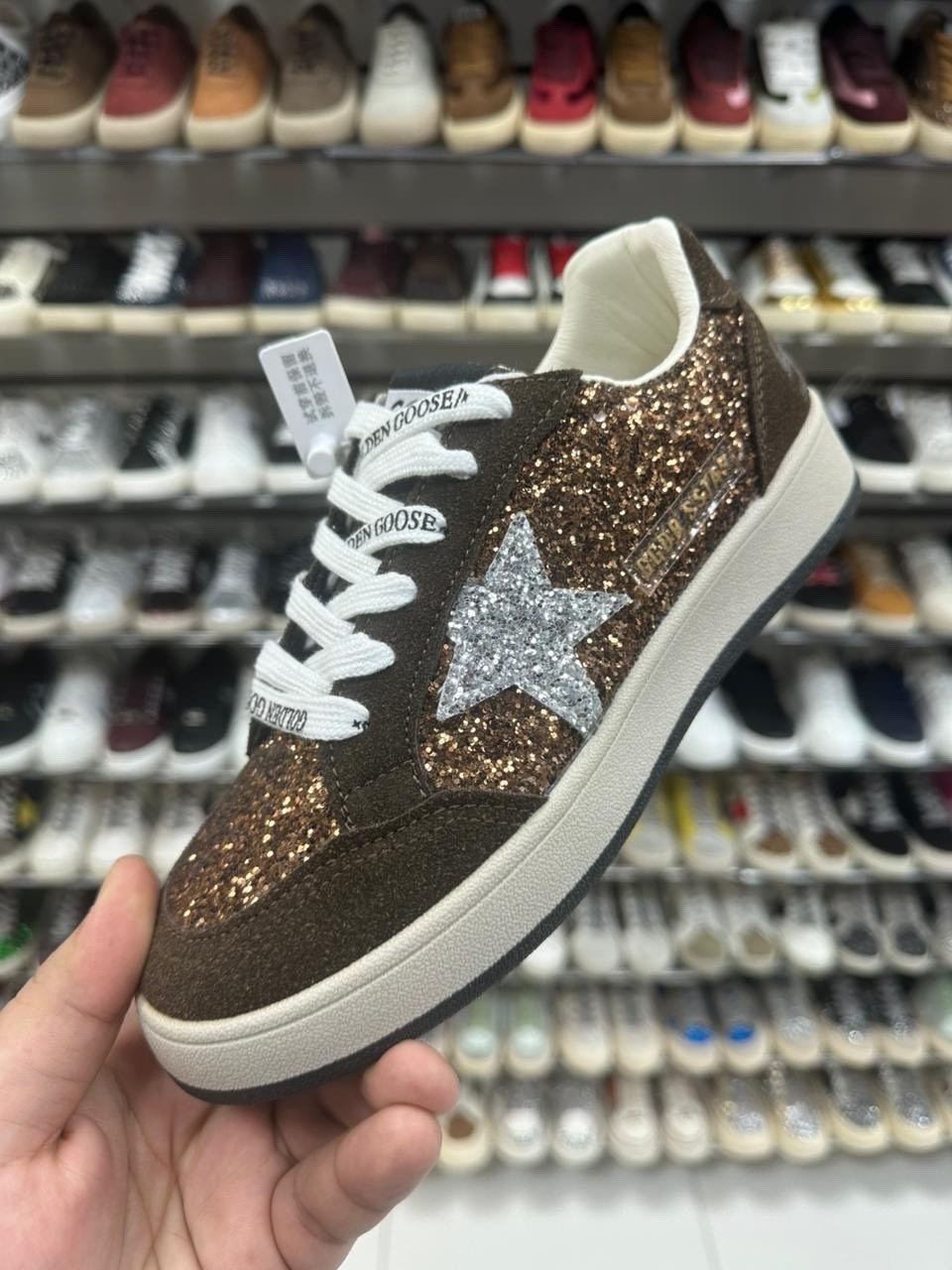 ,кроссовки golden goose с пайетками на платформе,кеды со звездами,кеды golden goose,кроссовки со звездами