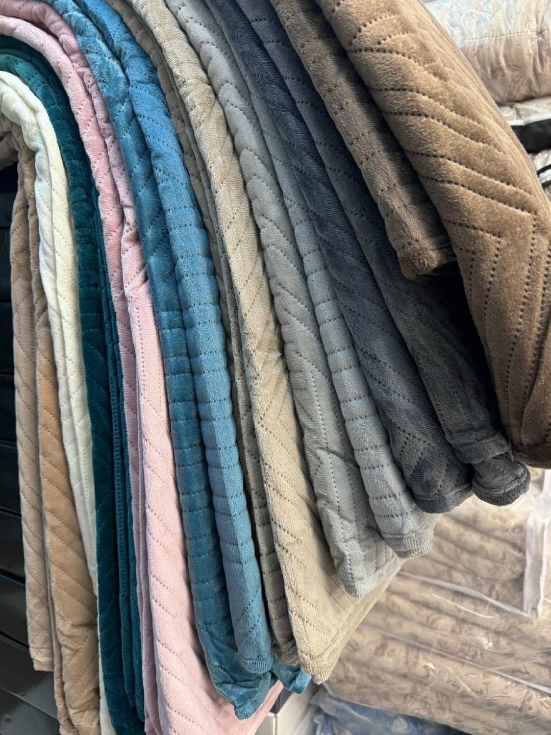 romance покрывало велюровое стеганое 220х240см,покрывало на кровать стеганое romance 220х240 см велюр евро темно-кремовый,покрывало на кровать стеганое romance 220х240 см велюр евро капучино,покрывало